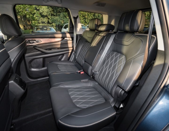 国产中大型SUV对撞!荣威RX8对比星途揽月谁更超值?