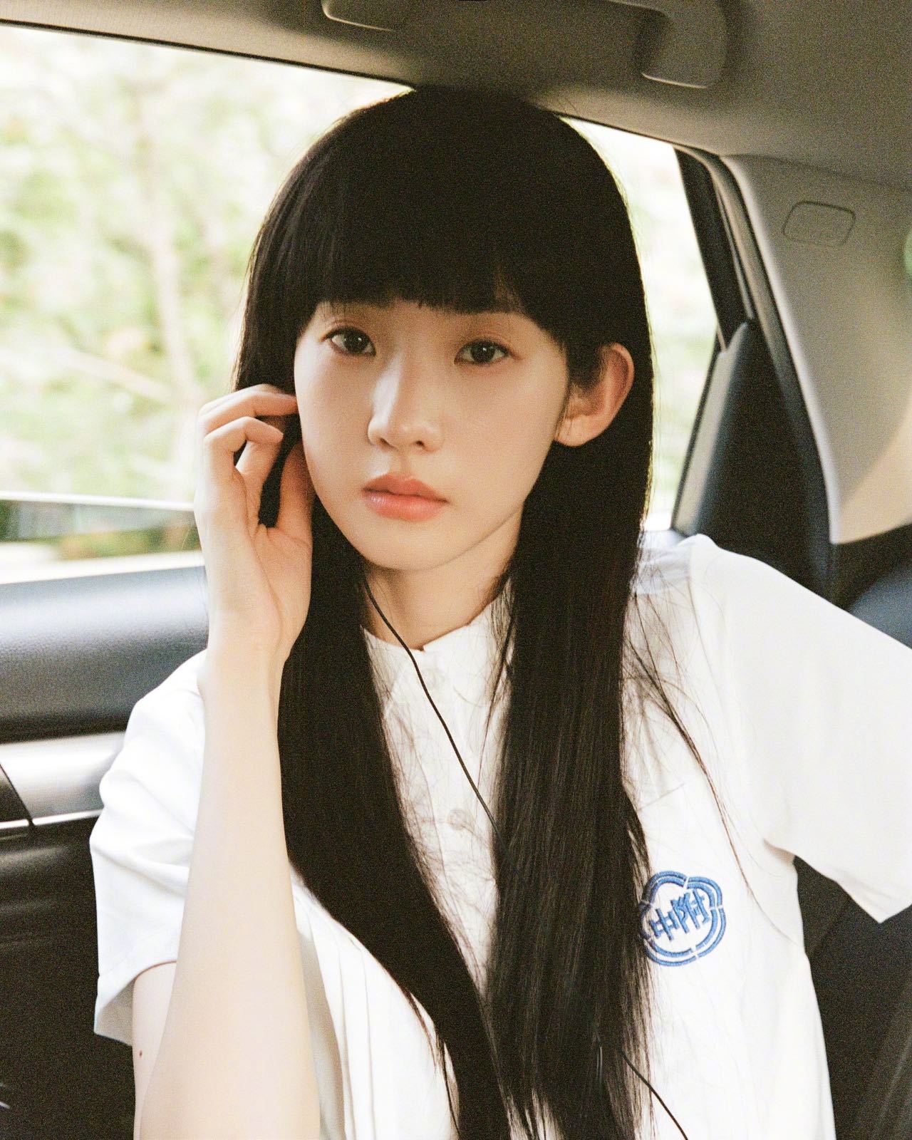 张艺凡白色校服写真演绎青春疼痛文学