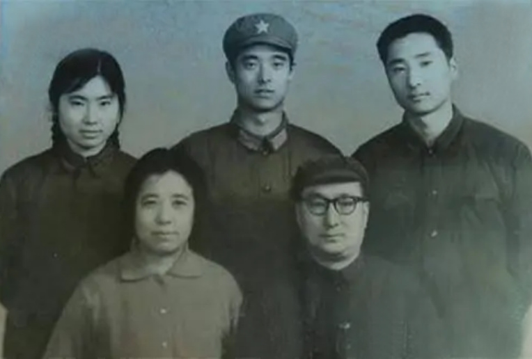陈佩斯母亲因新冠去世,年轻时跟着丈夫受苦,晚年幸有儿女相伴休闲区蓝鸢梦想 - Www.slyday.coM 陈佩斯母亲因新冠去世,年轻时跟着丈夫受苦,晚年幸有儿女相伴休闲区蓝鸢梦想 - Www.slyday.coM