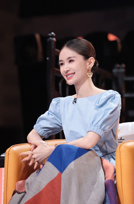 王子文恋爱后打扮更“嫩”了,穿泡泡袖连衣裙甜美俏皮,温柔减龄 王子文恋爱后打扮更“嫩”了,穿泡泡袖连衣裙甜美俏皮,温柔减龄