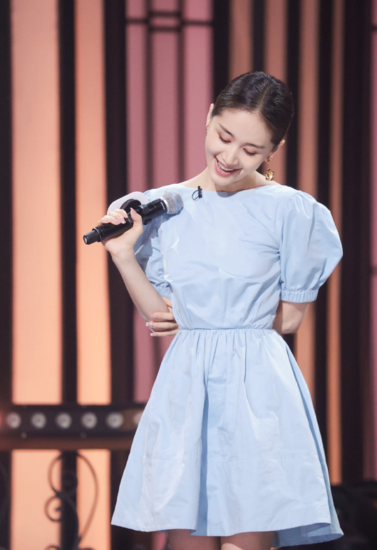 王子文恋爱后打扮更“嫩”了,穿泡泡袖连衣裙甜美俏皮,温柔减龄 王子文恋爱后打扮更“嫩”了,穿泡泡袖连衣裙甜美俏皮,温柔减龄