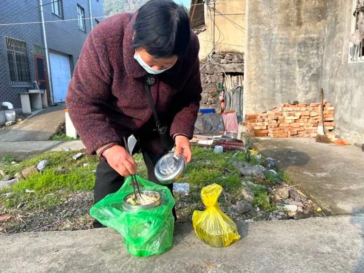 感动！从未想过放弃，三门这位好伯母18年如一日悉心照顾患病侄女休闲区蓝鸢梦想 - Www.slyday.coM