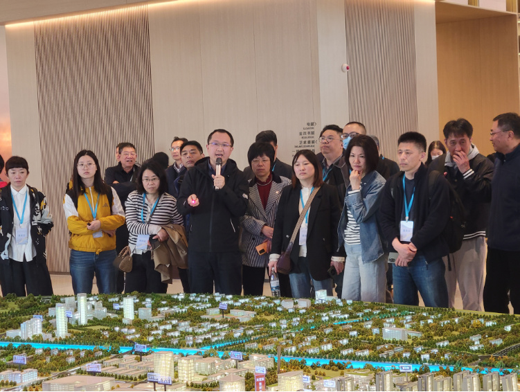 全国近200名记者参观眼镜城展览馆|江苏省_新浪新闻