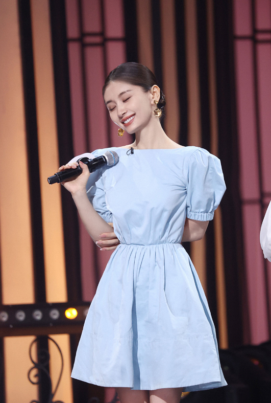 王子文恋爱后打扮更“嫩”了,穿泡泡袖连衣裙甜美俏皮,温柔减龄 王子文恋爱后打扮更“嫩”了,穿泡泡袖连衣裙甜美俏皮,温柔减龄