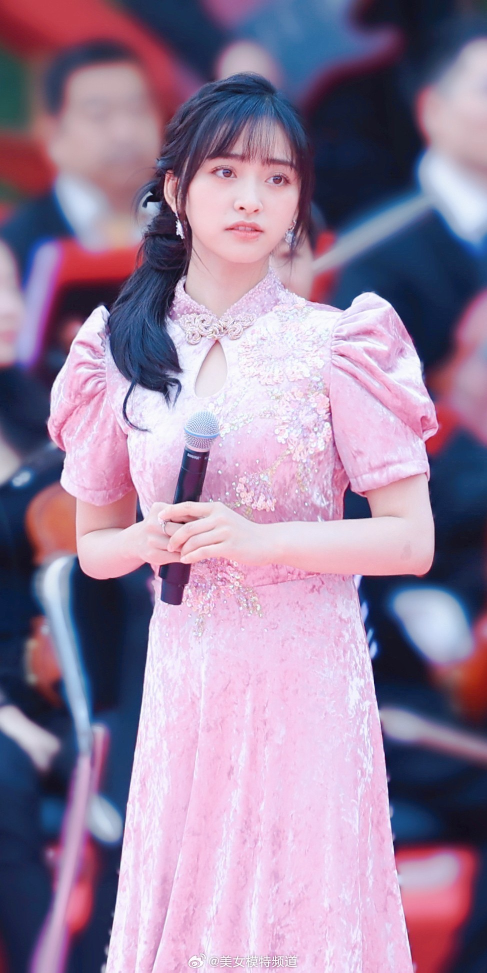 沈月粉色露背裙舞台造型