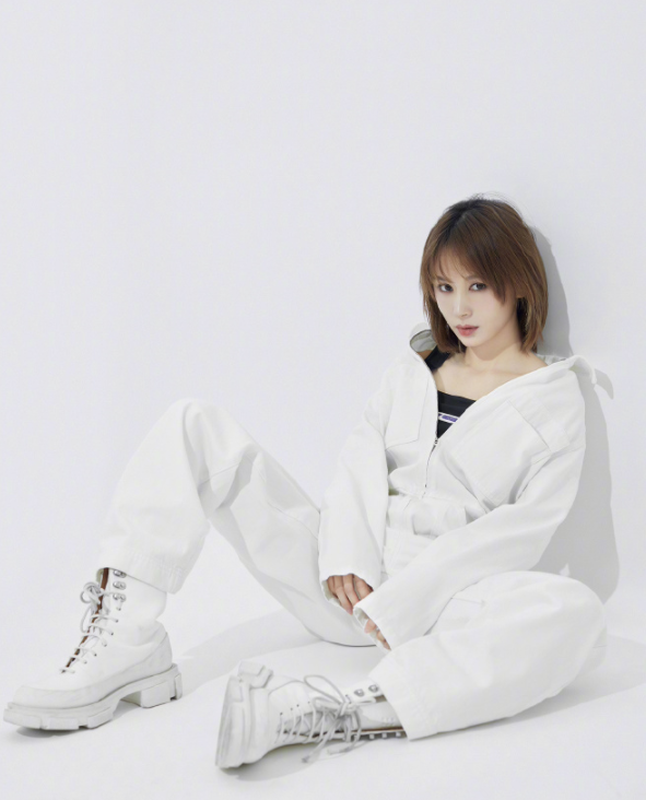 王子文恋爱后打扮更“嫩”了,穿泡泡袖连衣裙甜美俏皮,温柔减龄 王子文恋爱后打扮更“嫩”了,穿泡泡袖连衣裙甜美俏皮,温柔减龄