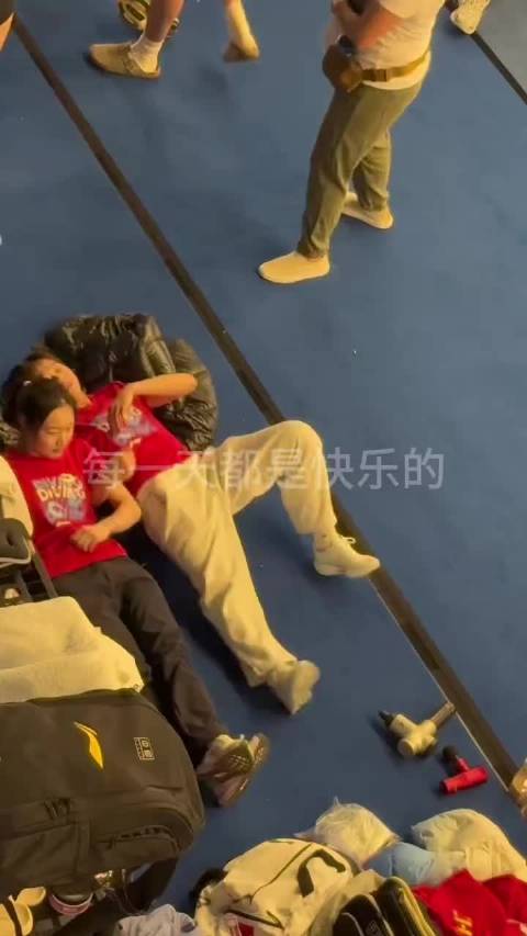 全红婵 @雅妮妮昌 @臉兒Theresa 13号全红婵和昌雅妮在加拿大温莎跳水世界杯比赛后，搞笑的一幕。全红