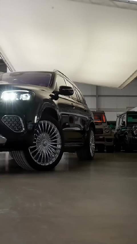 商界大佬座驾欣赏片展示迈巴赫GLS600等豪车