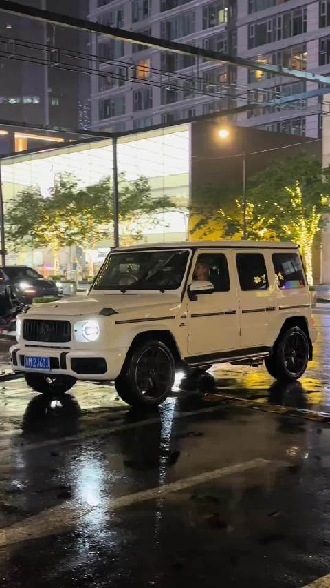 万象城地库口女子开奔驰大G停车观察限高