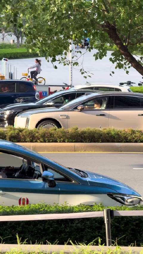 不得不说这国产汽车尊界S800个人觉得真的是开出了劳斯莱斯的感觉