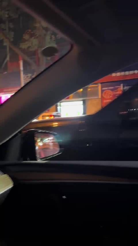 27岁 花臂 最遵纪守法的库里南车主 每个路口都打转向灯