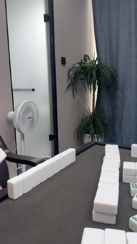 《关于我朋友打着麻将要上厕所这件事》