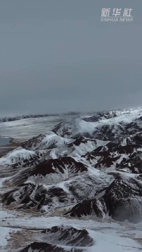 青海玛多：冬格措纳湖冬景迷人