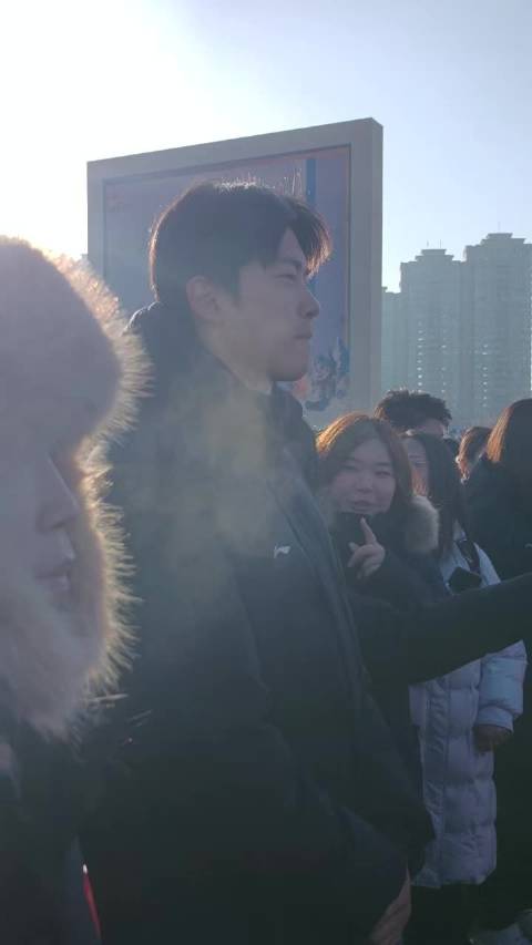 汪顺担任阳光体育大会执旗手，首次体验冰上龙舟