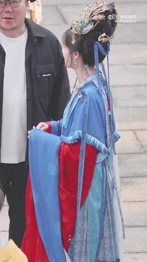 李一桐《金枝》今日路透生图,这个戴眼镜的陈雀儿太可爱了