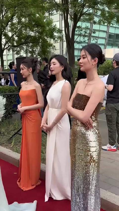 明星候场社交观察肖战杨洋点头沈腾拍肩马丽白百何出掌