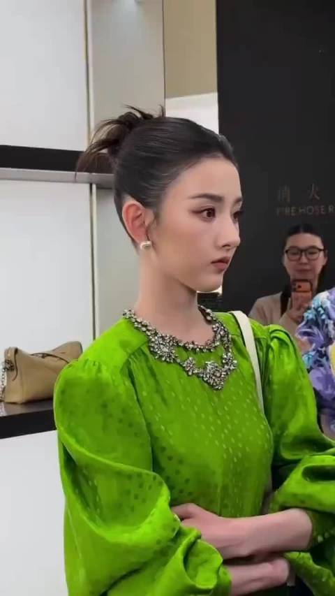 宋祖儿今日Valentino活动贴头皮盘发生图直接封神