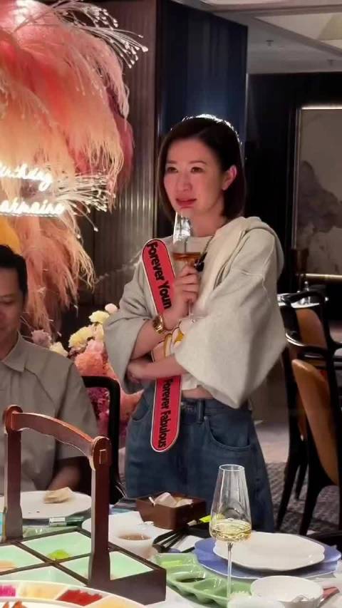 生日派对上的阿佘哭的好美好动人