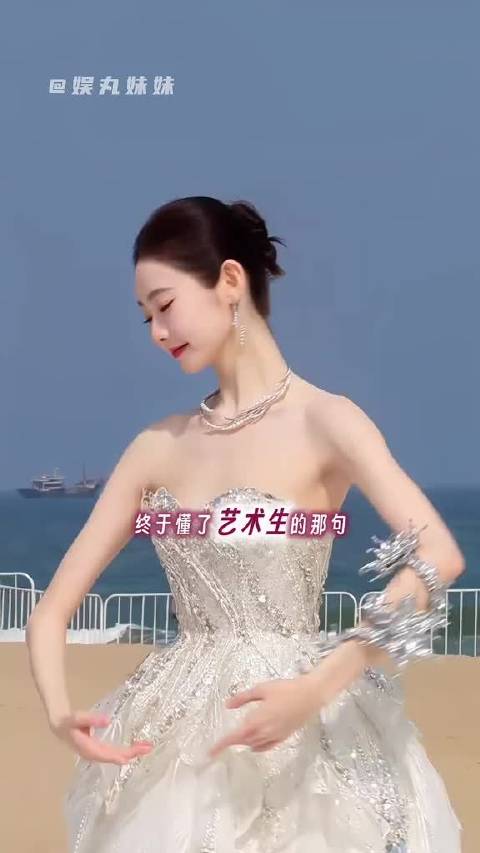 张艺凡高定配德训，尽显毫不费力的松弛感