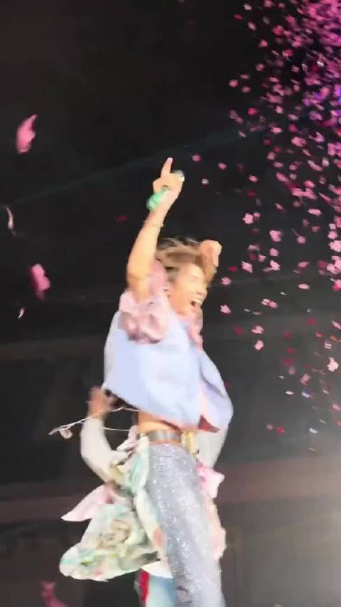 粉丝：不就是吻戏嘛，我们现场看