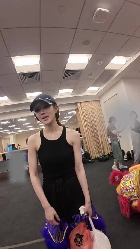去澳门看女儿演唱会咯