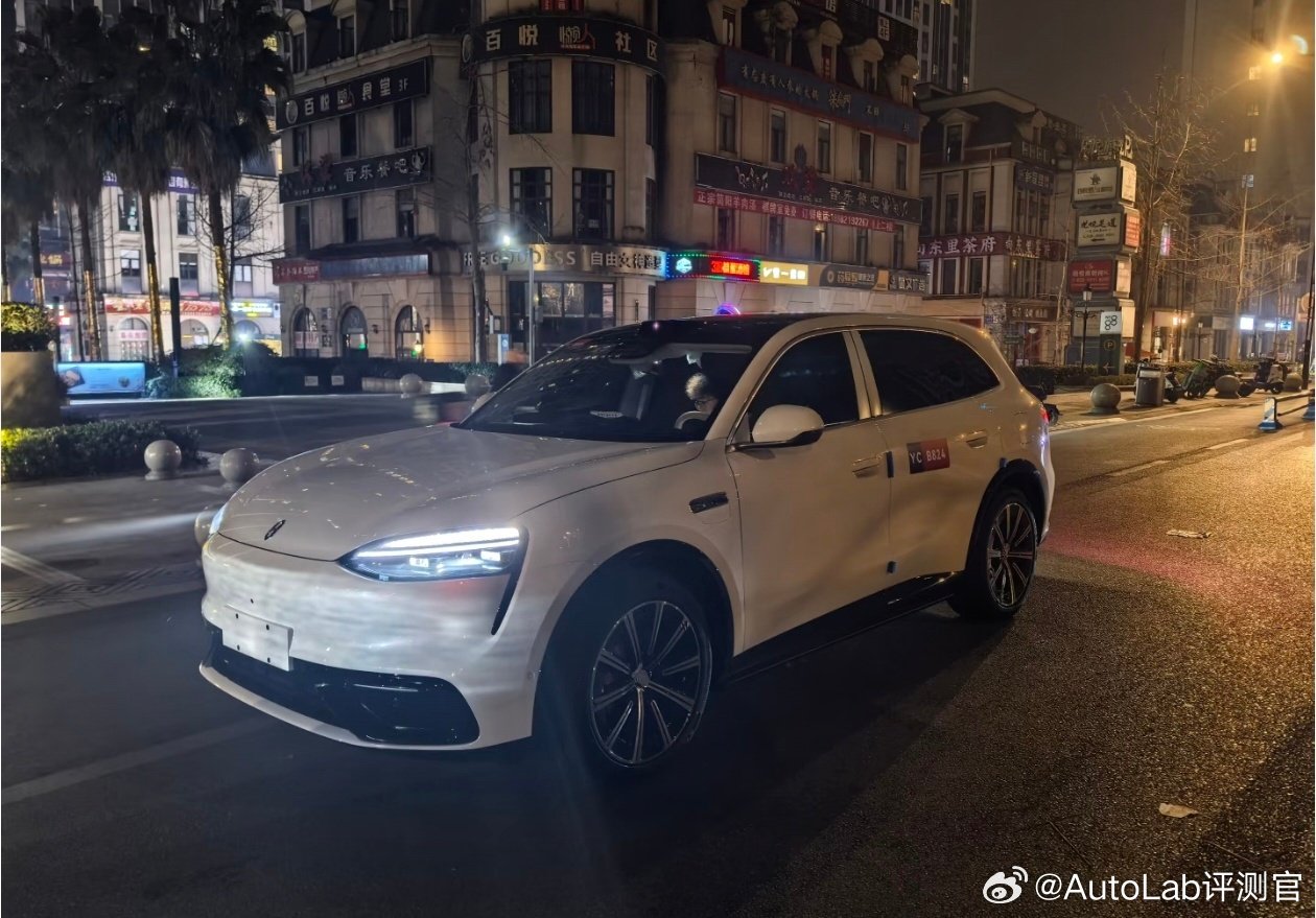 问界M6实车曝光，白色镀铬版更显柔和