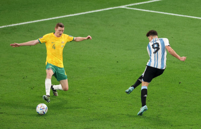 2-1险胜！阿根廷险遭澳洲爆冷，梅西里程碑之战破门，创下4大纪录