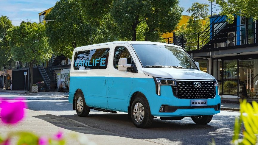 应对72道弯极限考验！上汽大通新途V80成长白山景区接驳“硬核担当”