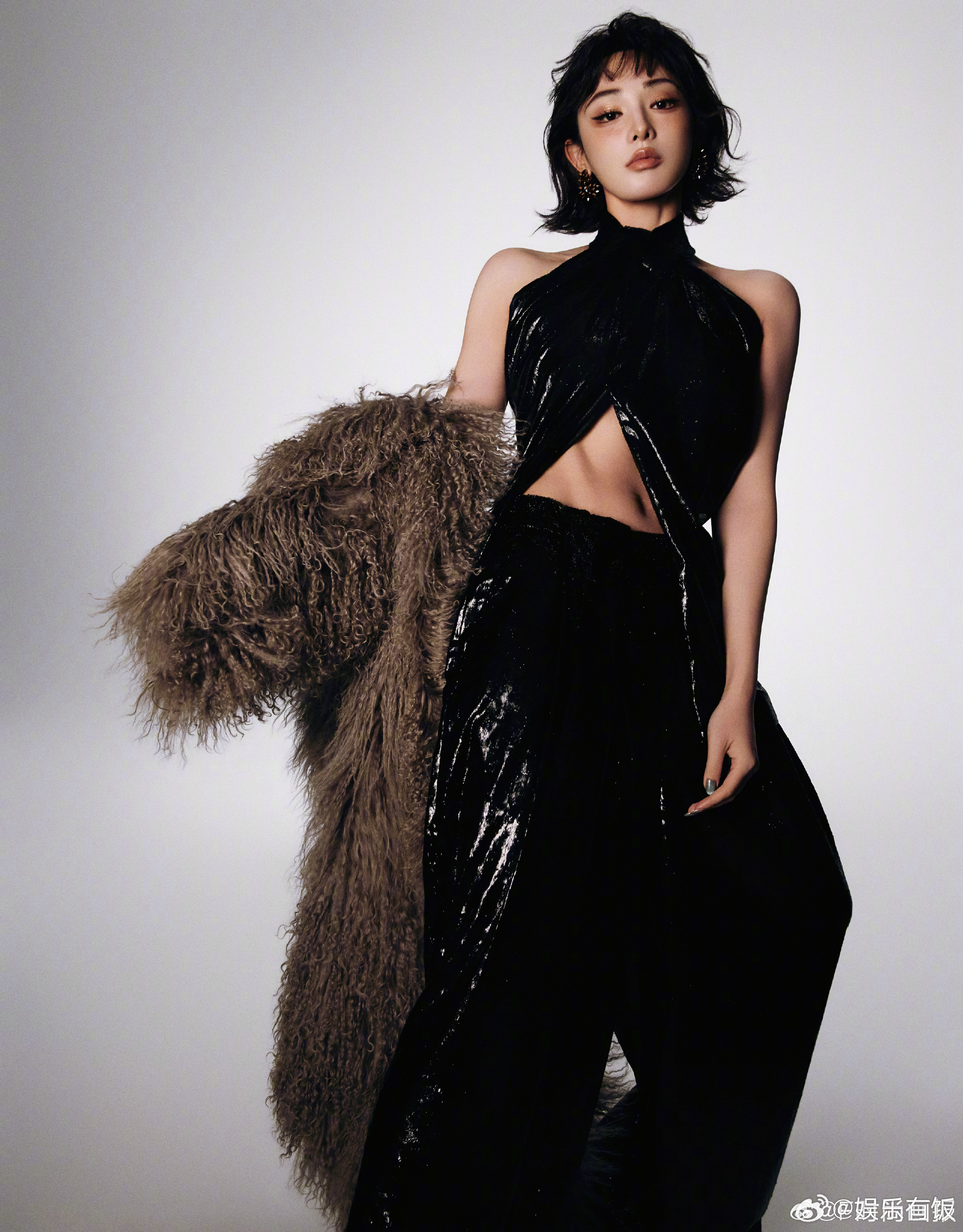 彭小苒穿三角形露腹装亮相，展现紧致腹肌