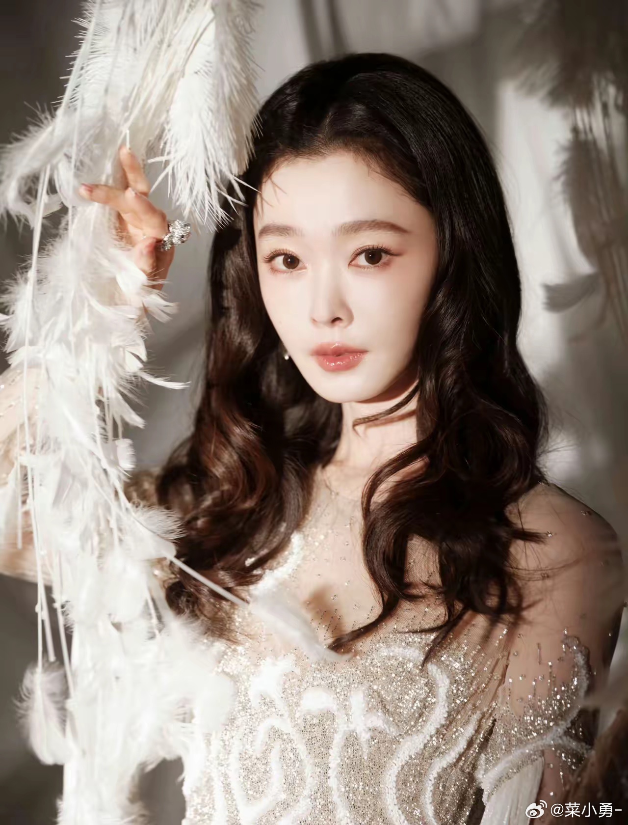 宋轶微博之夜羽毛头纱白裙造型亮相