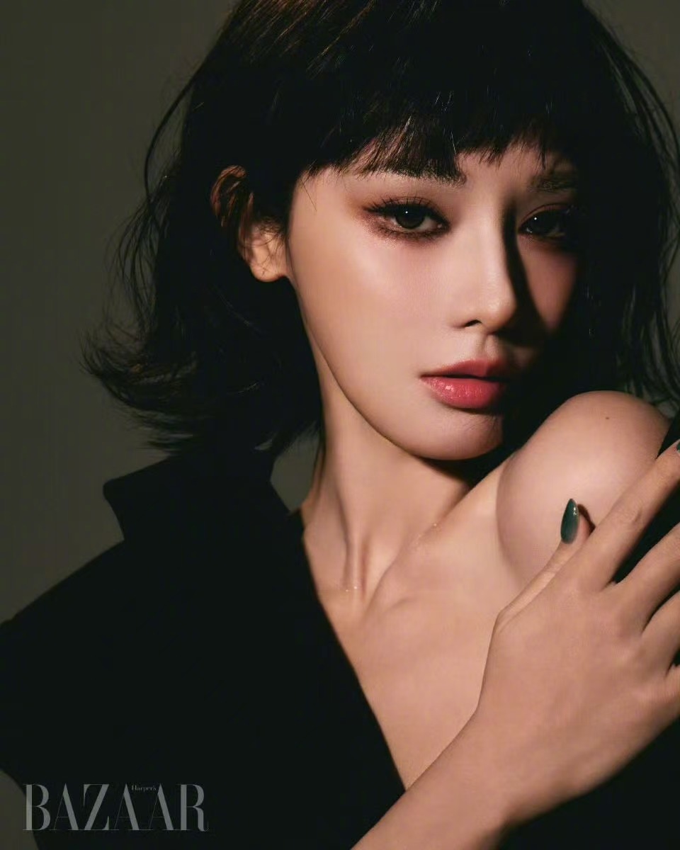 彭小苒登越南芭莎新年封面展现时尚表现力