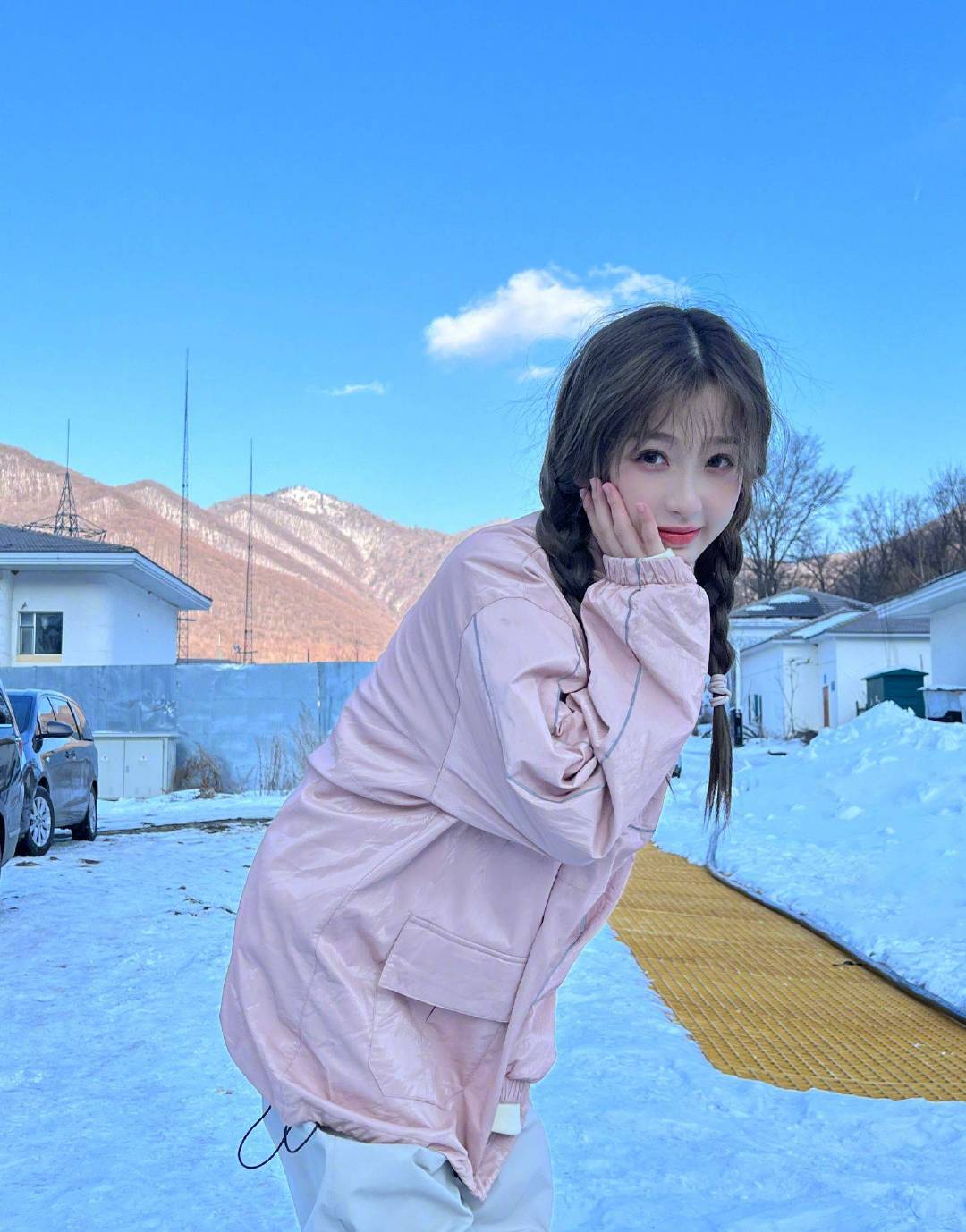 虞书欣雪地麻花辫写真笑容甜美活力俏皮少女感满满