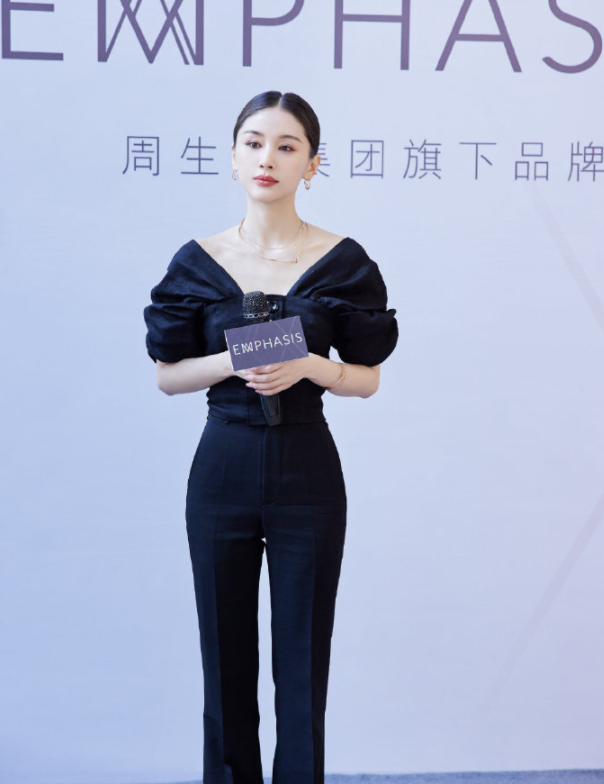 王子文恋爱后打扮更“嫩”了,穿泡泡袖连衣裙甜美俏皮,温柔减龄 王子文恋爱后打扮更“嫩”了,穿泡泡袖连衣裙甜美俏皮,温柔减龄