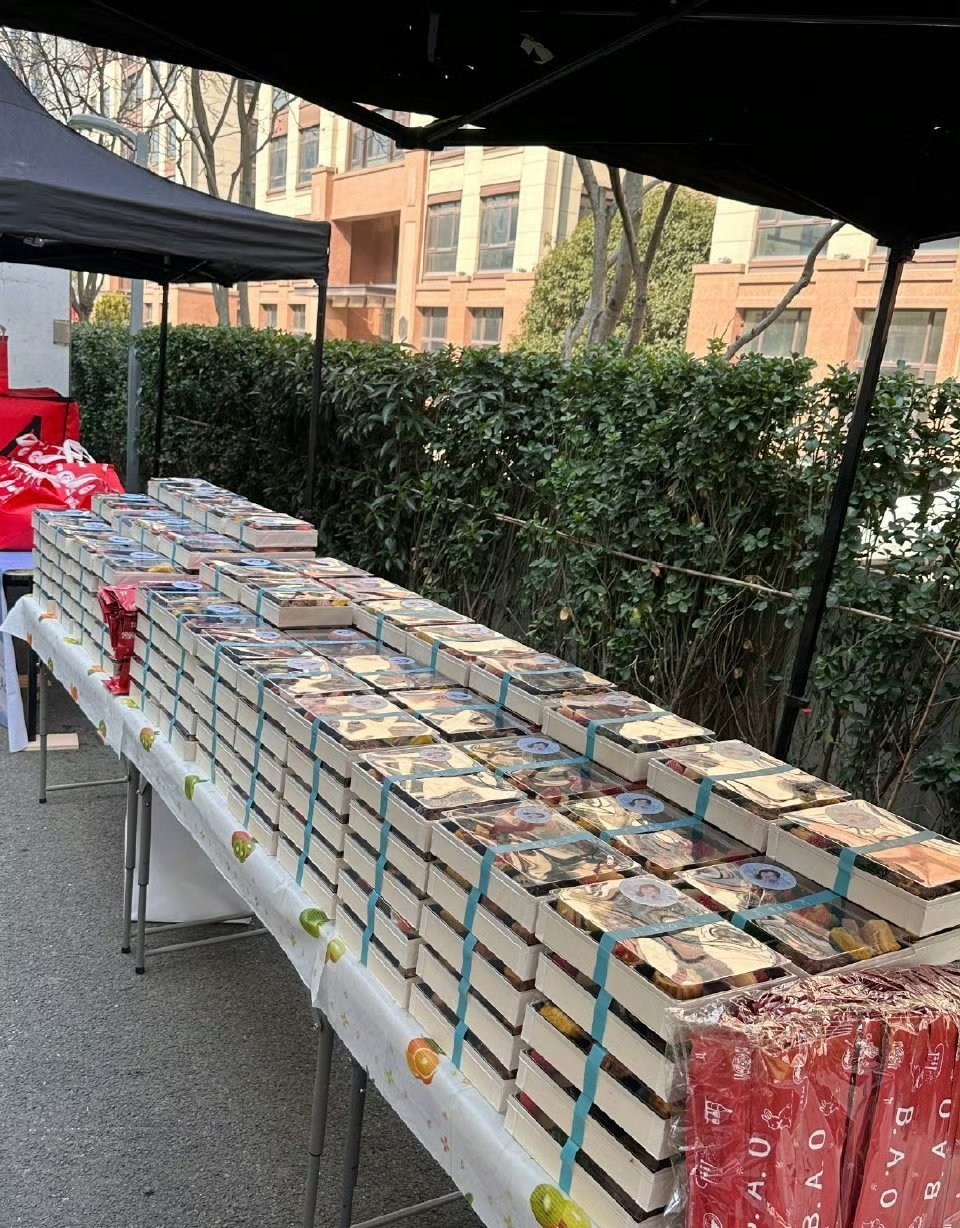 章若楠粉丝请《想把你和时间藏起来》剧组工作人员吃东西啦！