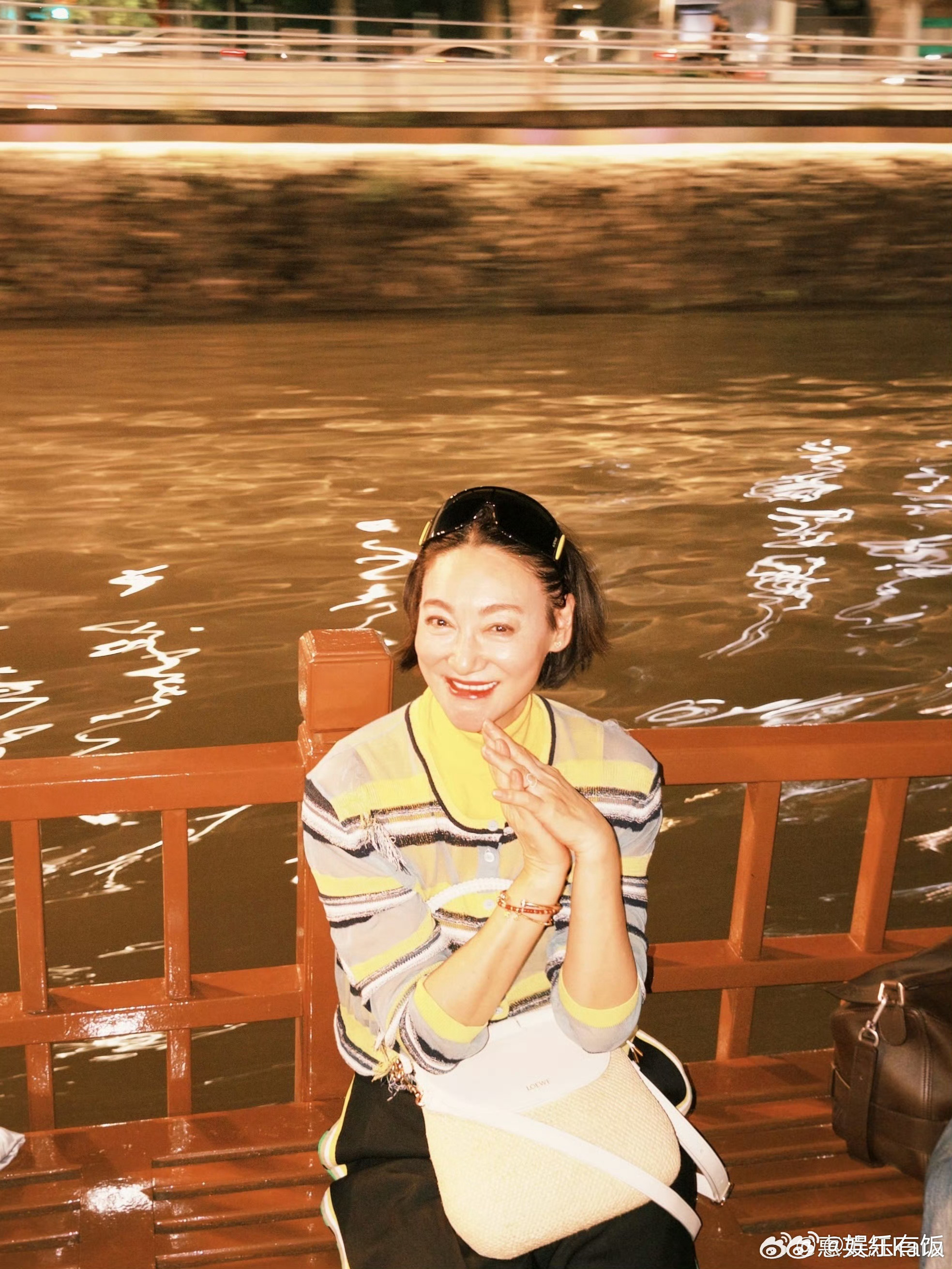 惠英红新加坡旅游照曝光，墨镜巧变高颅顶神器