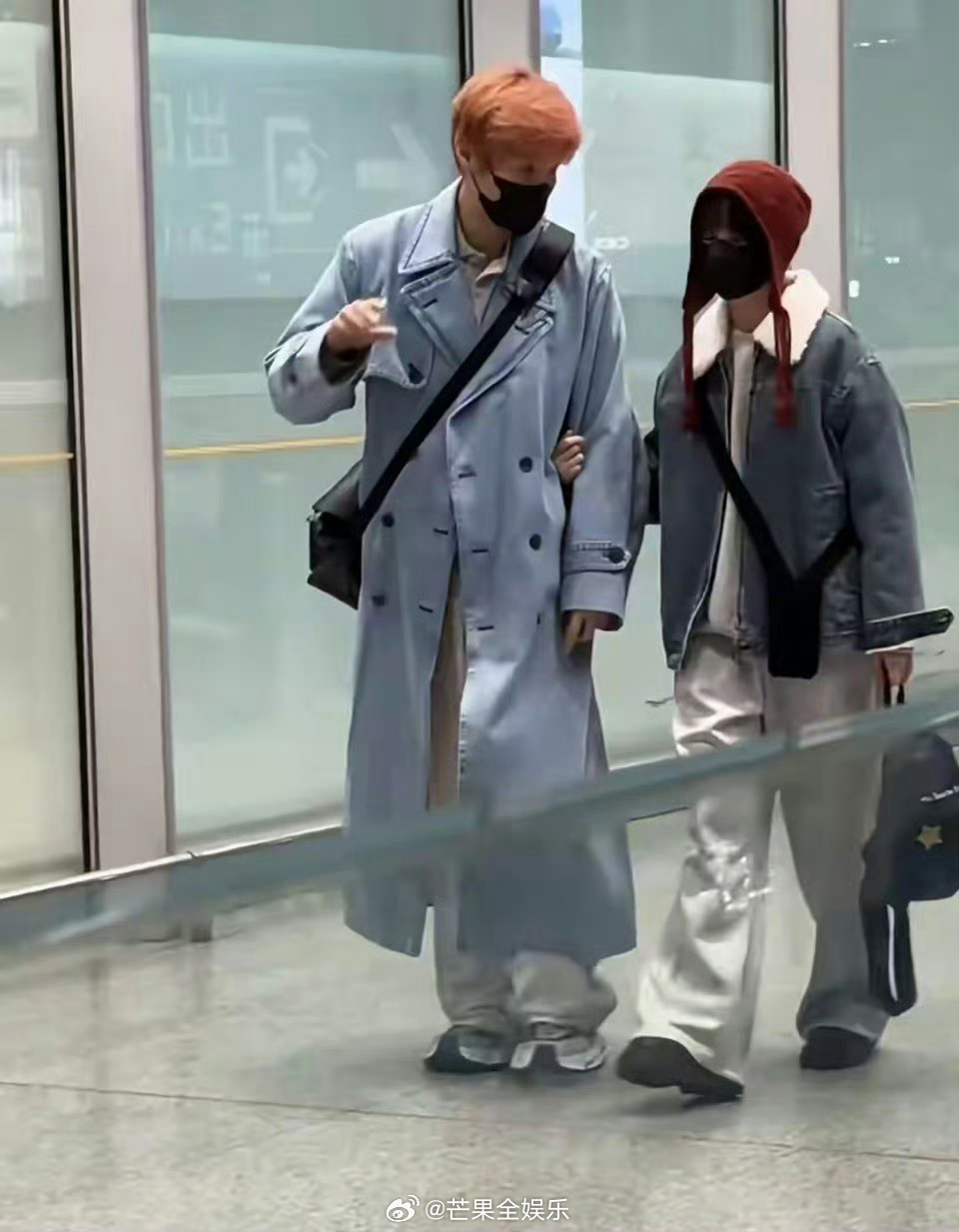 李荣浩杨丞琳机场十指紧扣，同色系穿搭默契十足