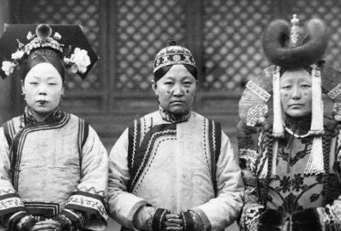 中国“末代皇姑”：皇帝的亲妹妹，活到2004年，教书育人半个世纪