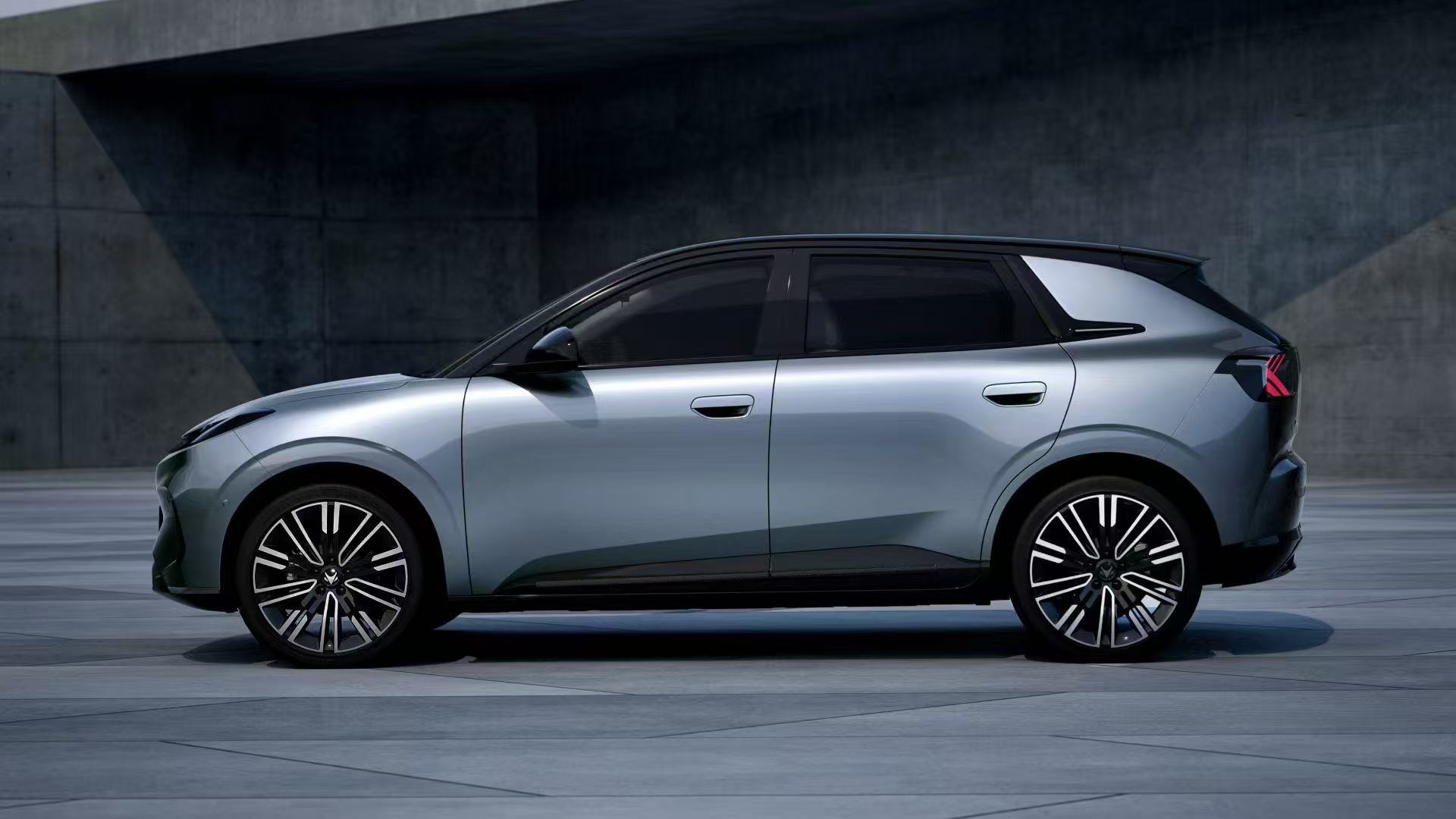 北汽极狐T1即将预售，竞品锁定吉利心愿、比亚迪海鸥