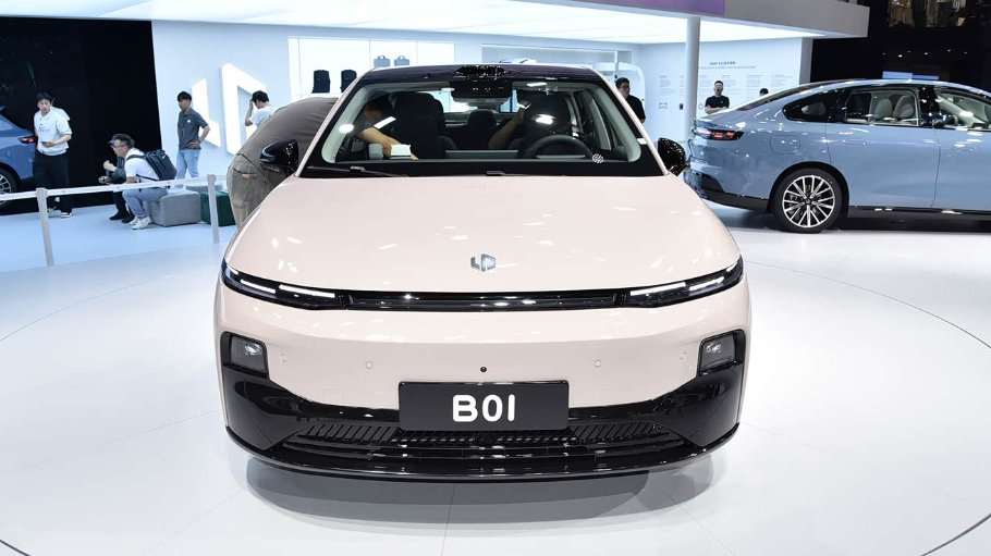 10万级纯电家轿PK：零跑B01与小鹏MONA M03谁更值？