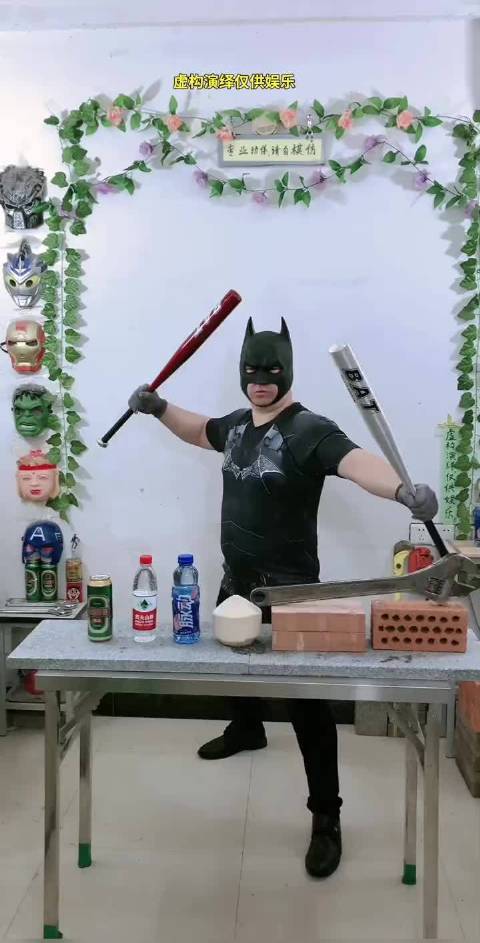 蝙蝠侠展现功夫力量击败奥特曼怪兽