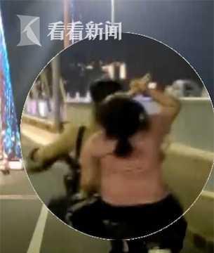 女子电动车上高难度“嗦粉” 后车司机看怕了...