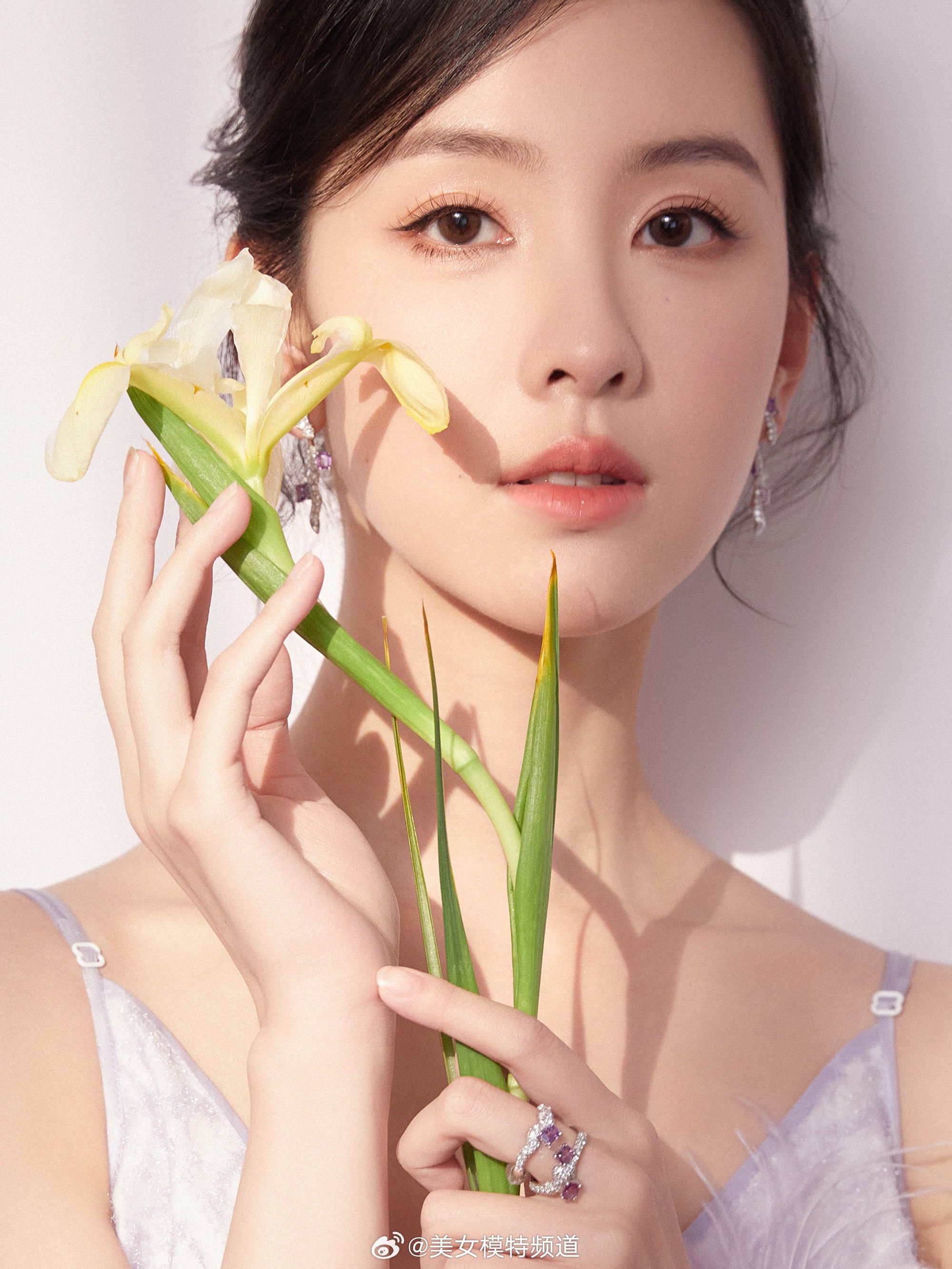 陈都灵紫色吊带裙甜美风格穿搭