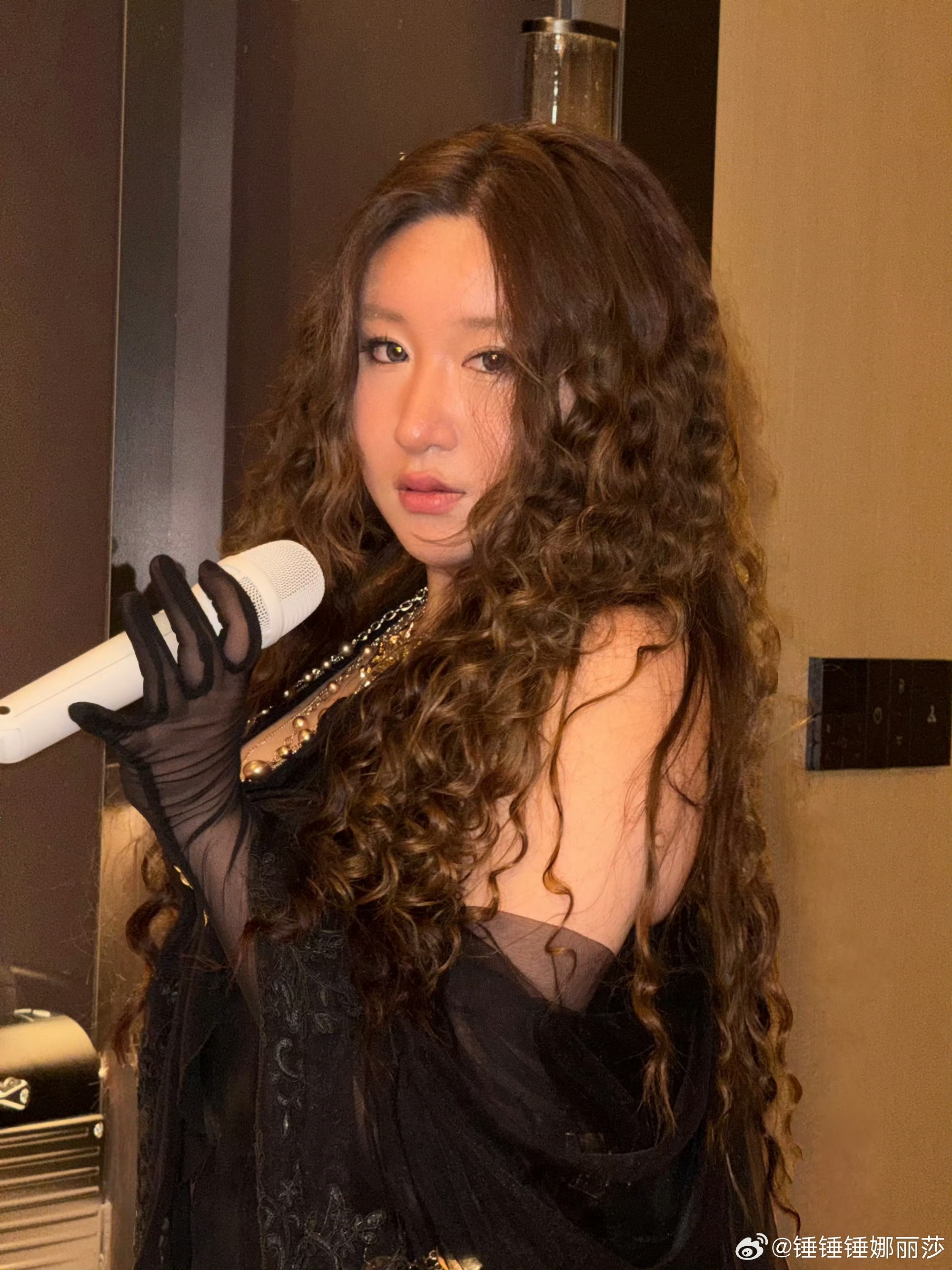 锤娜丽莎分享自己女团舞的视频并配文庆祝又瘦4公斤！