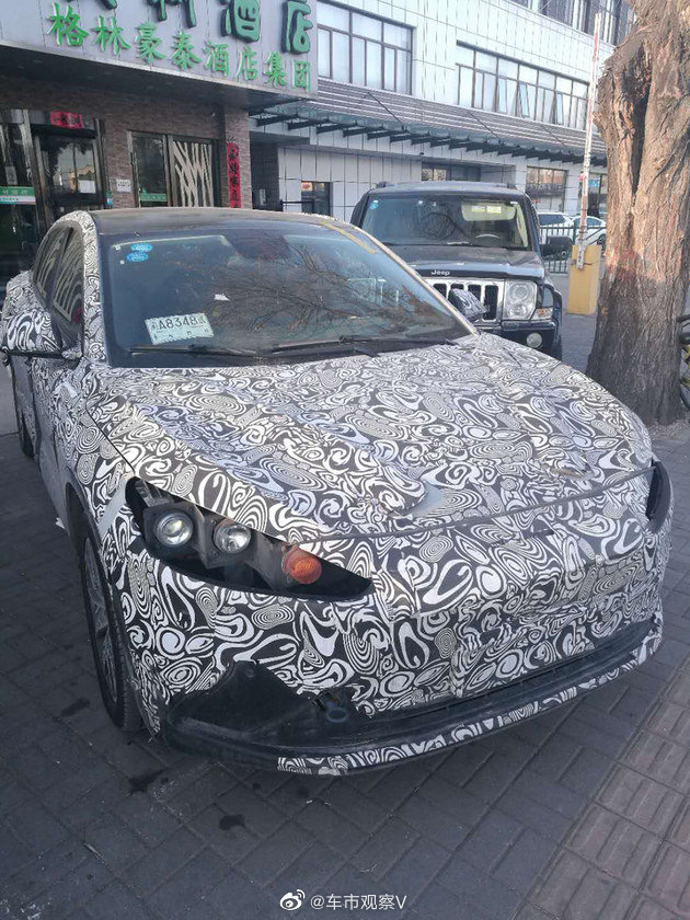 北汽新能源ARCFOX旗下首款电动轿车的最新伪装谍照，从图片可以看出