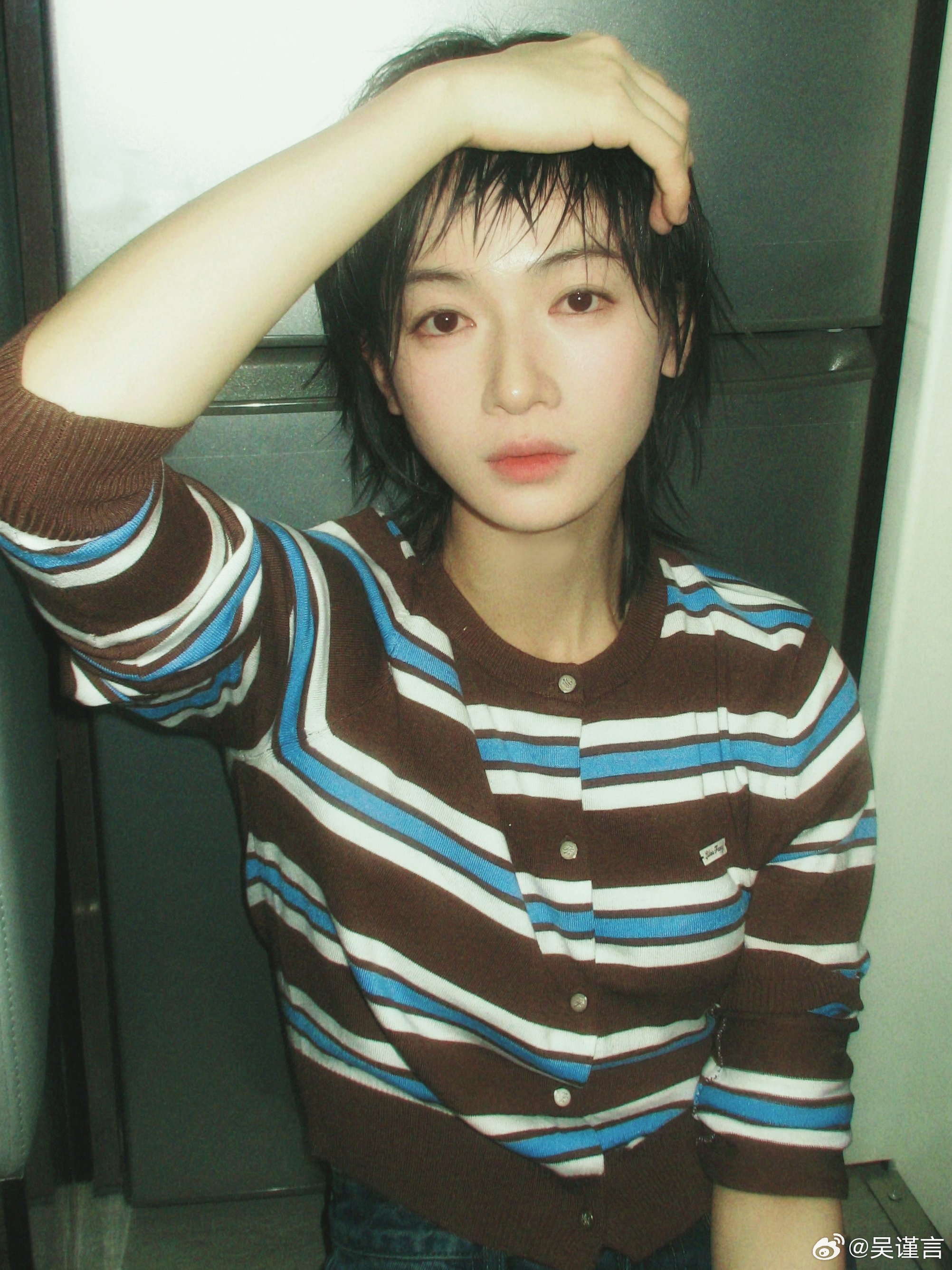 吴谨言短发造型照，这个狗啃式刘海好美好飒