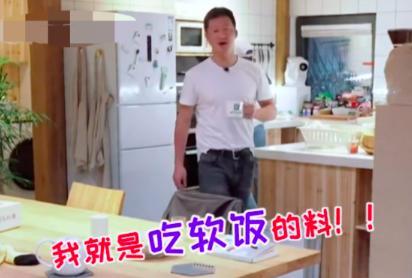 谢楠捧场孟鹤堂周九良相声，晒自拍被评太瘦弱，不见老公吴京现身