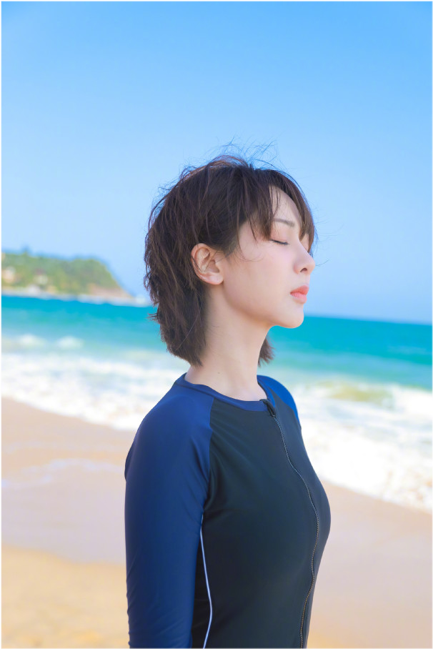 杨紫井柏然cp感大爆棚杨紫罕见秀性感,穿紧身泳衣大秀