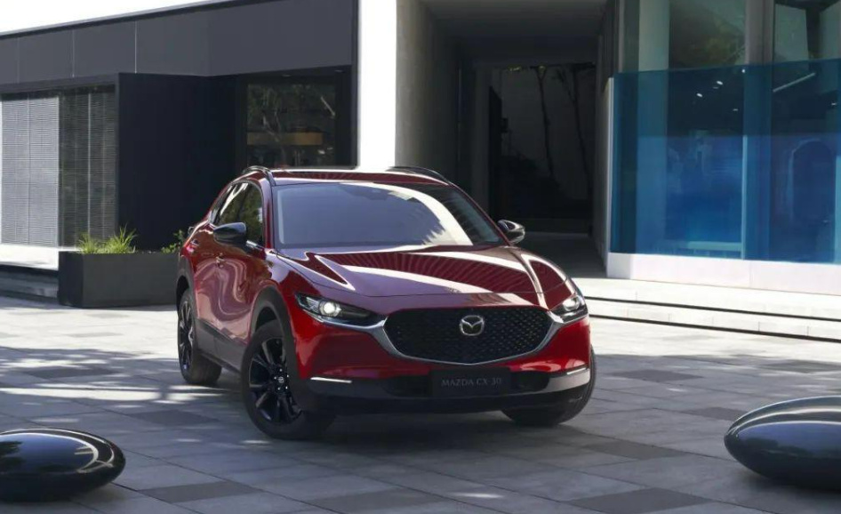 谁才是年轻人的代步神器?日产劲客对比马自达CX-30黑曜版