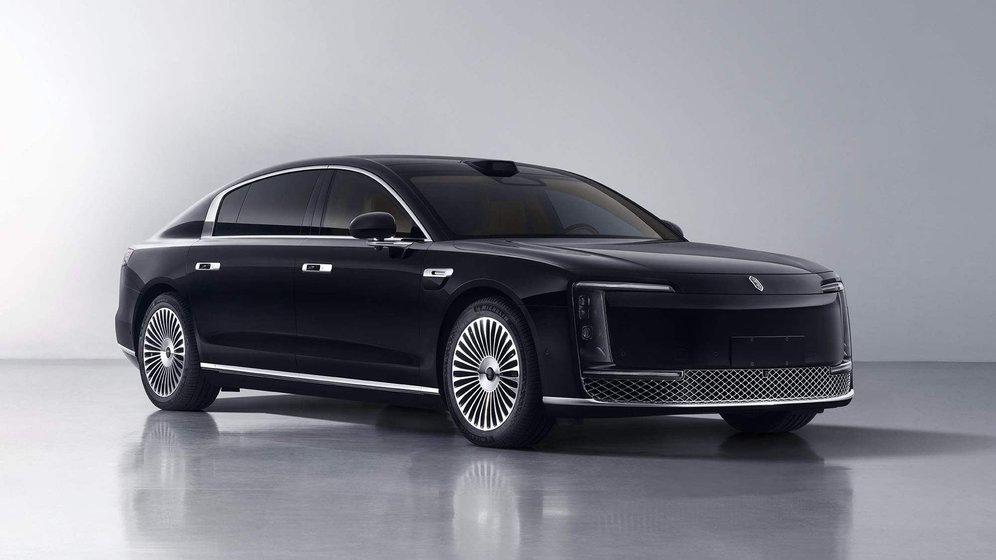 感觉黑色的更稳重大气一些，据说分为增程和纯电两种动力形式…