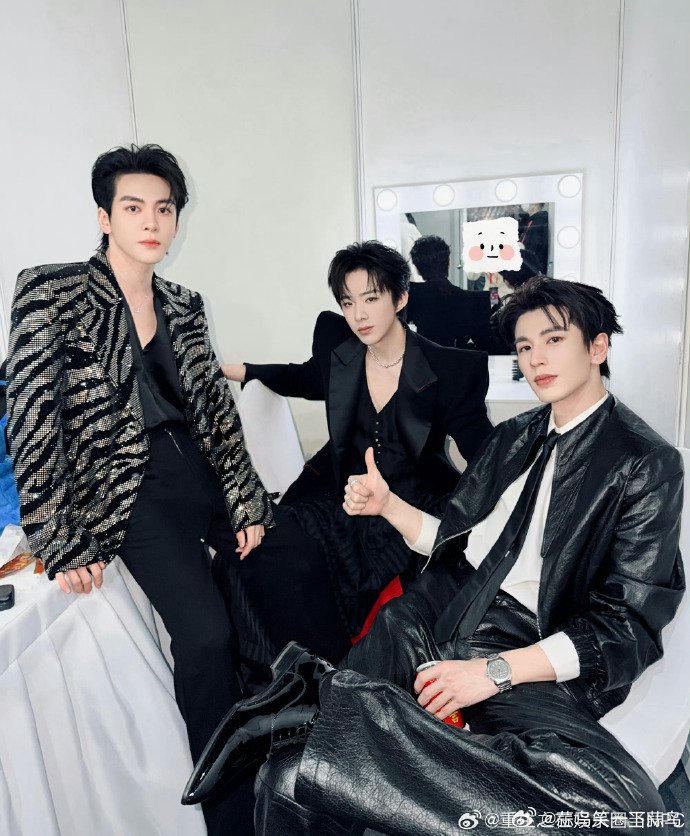 刘宇宁张凌赫曾舜晞亮相2025微博之夜合影